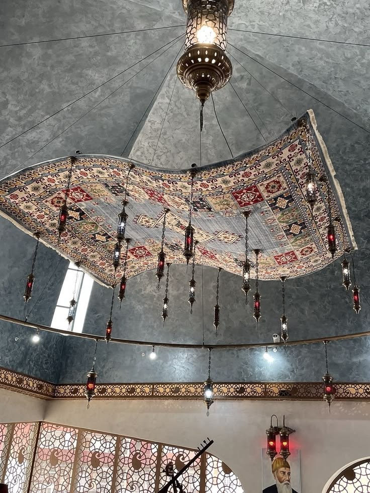 Gumbaz ostidagi gilam-lyustra